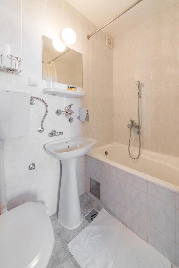 R Club Apartments Old Town Budva Eksteriør billede