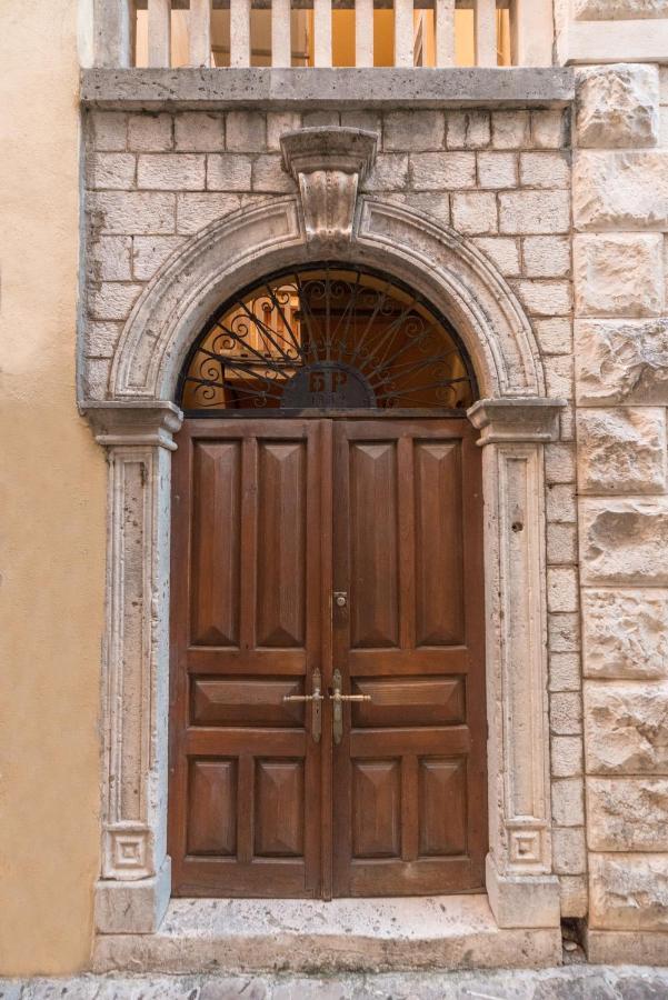 R Club Apartments Old Town Budva Eksteriør billede